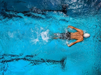 泳池水质监测仪|泳池游泳，谨防氯化物灼伤